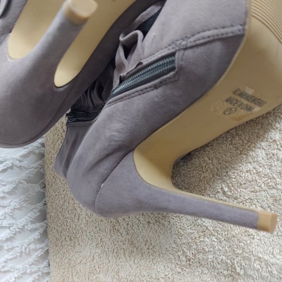 FAHRENHEIT Ruffle Booties Faux Suede Grey - Picture 7 of 8